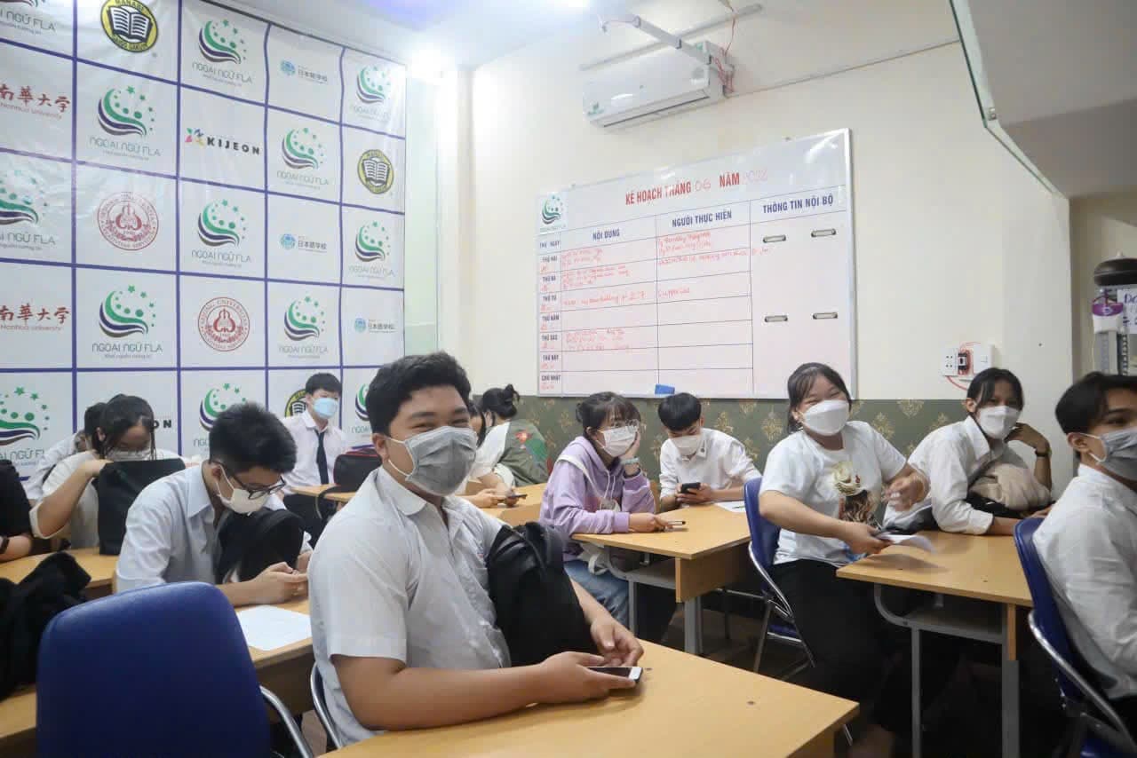 A full classroom of study-abroad students at the FLA centre in Biên Hòa