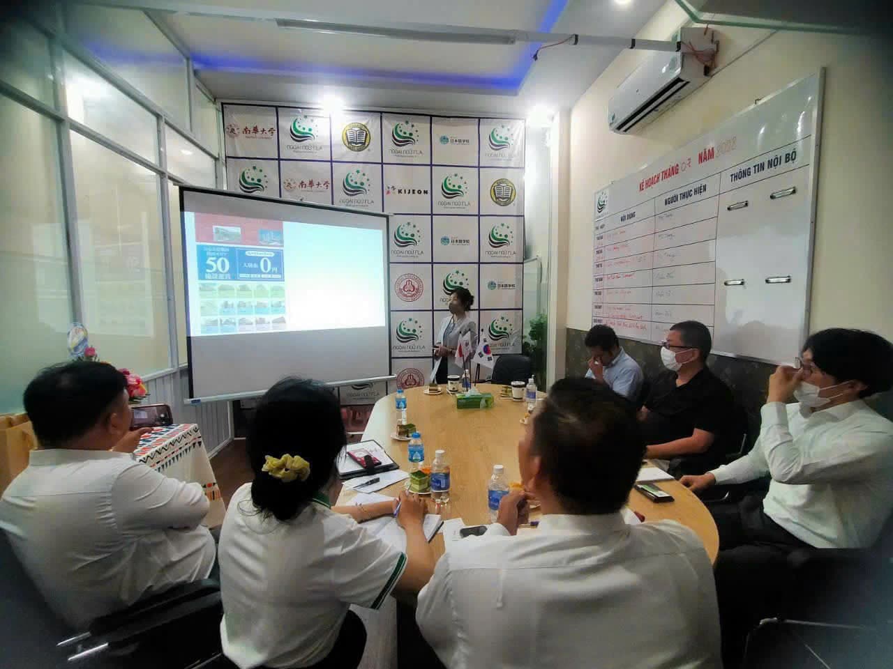 Partner meeting around the roundtable at the FLA centre